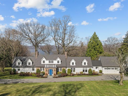Attached, Exterior, Facade, Cape Cod