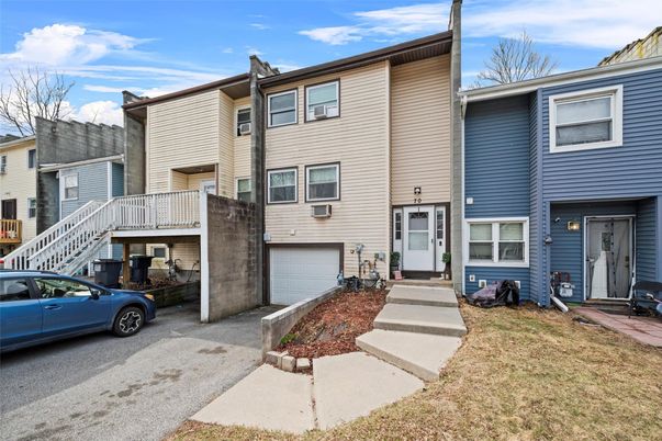 Attached, Exterior, Facade, Rowhouse