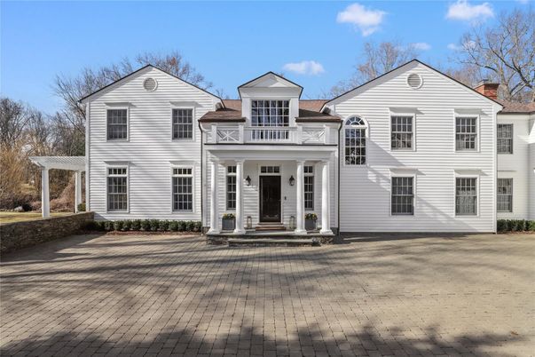 Exterior, Facade, Farmhouse