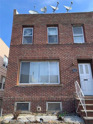 Exterior, Facade, Brick Facade, Rowhouse