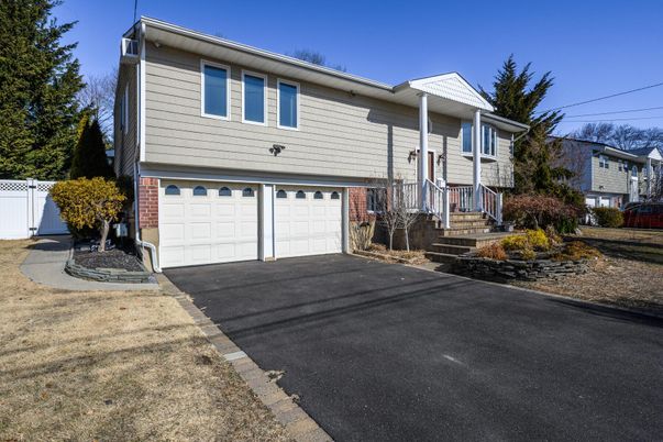 Attached, Exterior, Facade, Brick Facade, Raised Ranch