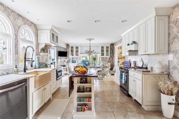 Chandelier, Dining room, Interior, Kitchen, Pendant Lights, Recessed Lighting, Stainless Steel Appliances