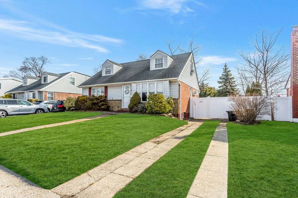 Exterior, Facade, Cape Cod