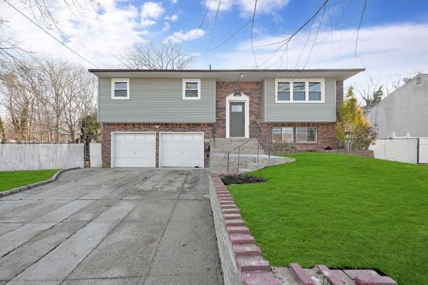 Attached, Exterior, Facade, Brick Facade, Raised Ranch