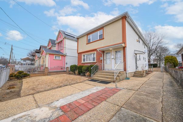 Exterior, Facade, Brick Facade, Queen Anne Victorian