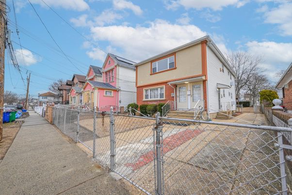 Exterior, Facade, Brick Facade, Queen Anne Victorian