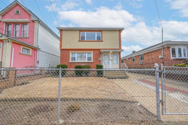 Exterior, Facade, Brick Facade, American Foursquare