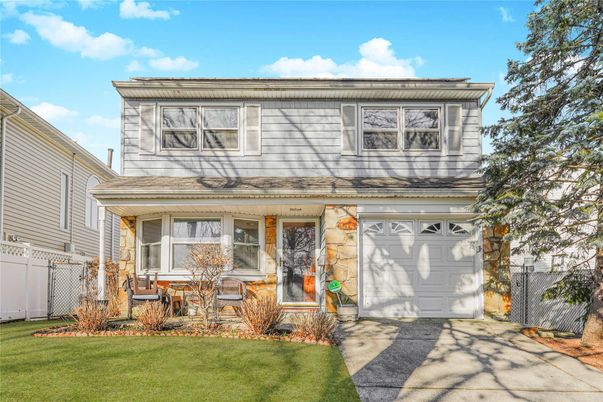 Attached, Exterior, Facade, American Foursquare