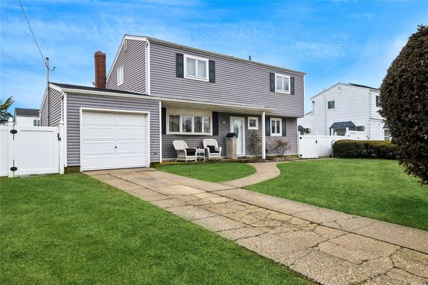 Attached, Exterior, Facade, Cape Cod