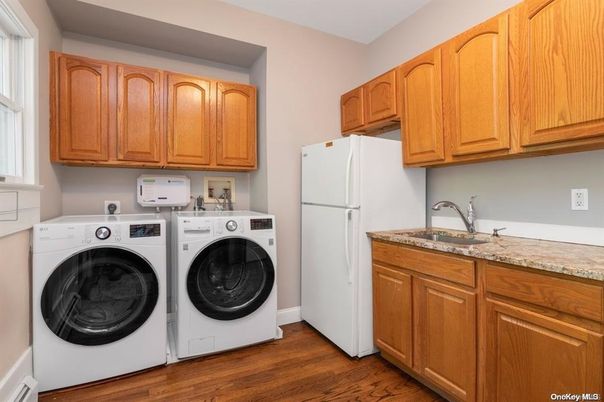 Interior, Washer, Wood Texture Flooring