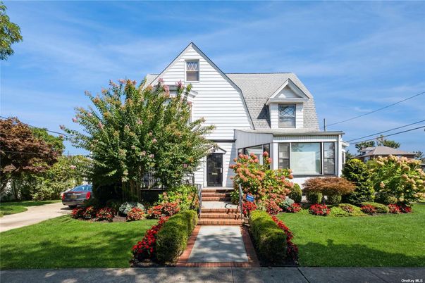 Exterior, Facade, Queen Anne Victorian