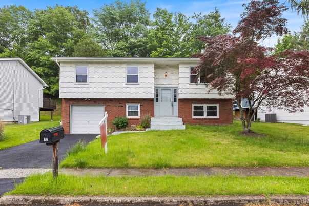 Attached, Exterior, Facade, Brick Facade, Raised Ranch