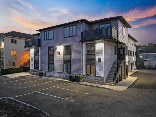 Exterior, Facade, Modern