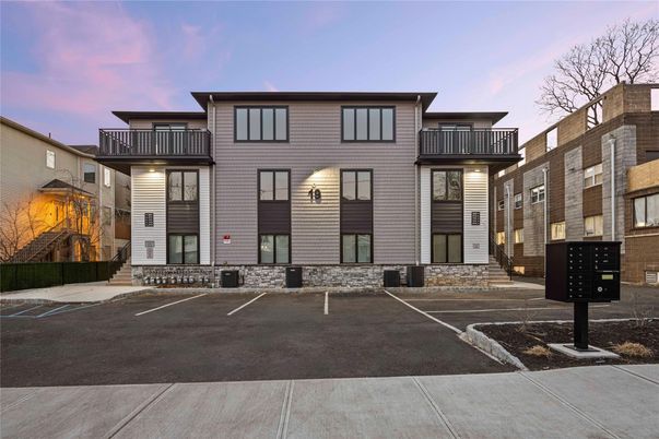 Exterior, Facade, Modern