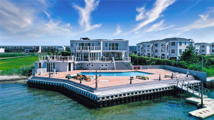 Exterior, Lake