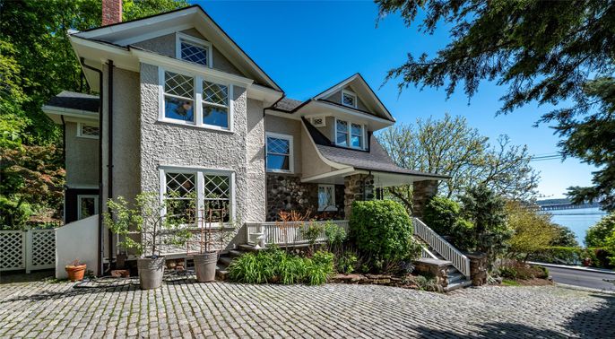 Exterior, Facade, Queen Anne Victorian