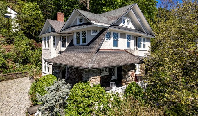 Exterior, Facade, Queen Anne Victorian