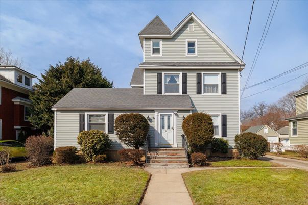 Exterior, Facade, Queen Anne Victorian