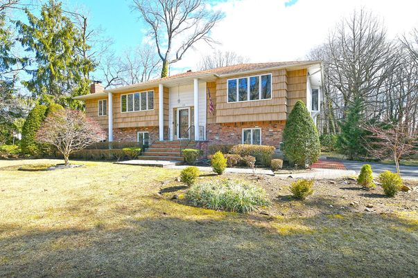 Exterior, Facade, Brick Facade, Raised Ranch