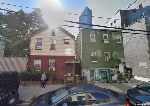 Exterior, Facade, Rowhouse