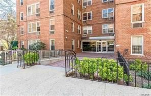 Exterior, Facade, Brick Facade, Rowhouse