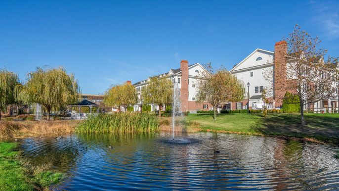 Exterior, Lake