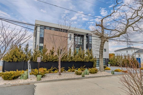 Exterior, Facade, Modern