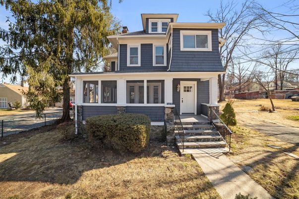 Attached, Exterior, Facade, American Foursquare