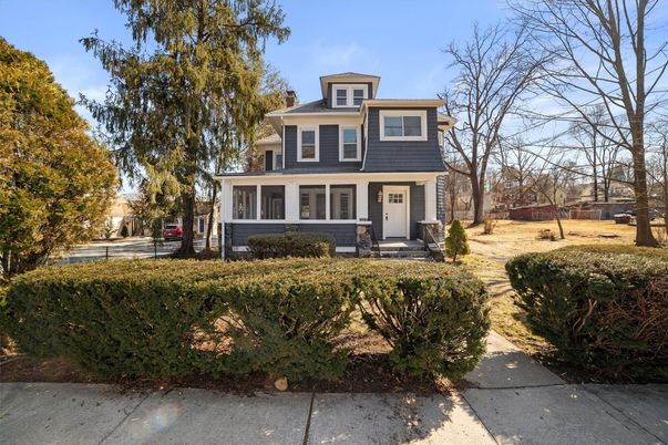 Exterior, Facade, American Foursquare
