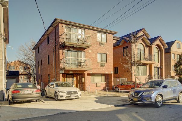 Exterior, Facade, Brick Facade, Rowhouse