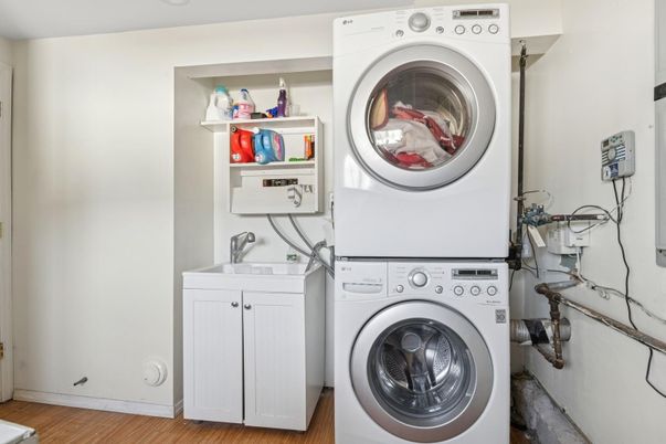 Interior, Utility Closets, Washer, Wood Texture Flooring