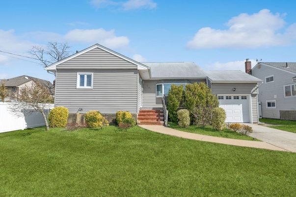 Attached, Exterior, Facade, Ranch