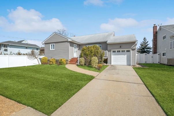 Attached, Exterior, Facade, Ranch