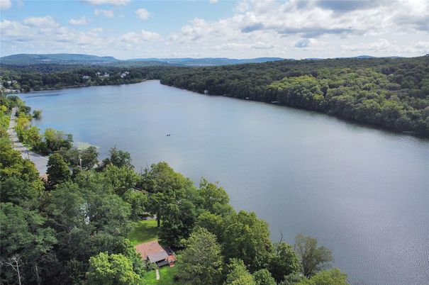 Exterior, Lake
