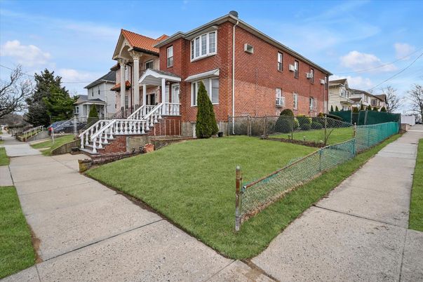Exterior, Facade, Brick Facade, Queen Anne Victorian