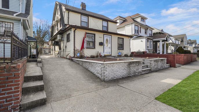 Exterior, Facade, Queen Anne Victorian