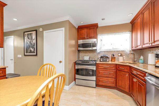 Dining room, Interior, Kitchen, Recessed Lighting, Stainless Steel Appliances