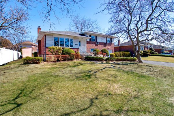Backyard, Exterior, Facade, Brick Facade, Split Level