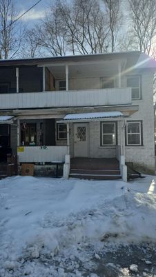 Exterior, Facade, Raised Ranch
