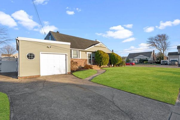 Attached, Exterior, Facade, Cape Cod