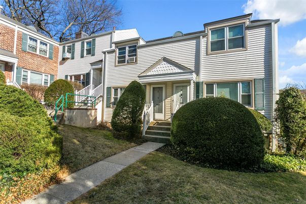 Exterior, Facade, Rowhouse