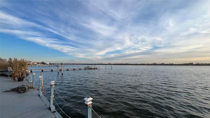 Exterior, Lake