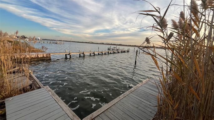 Exterior, Lake