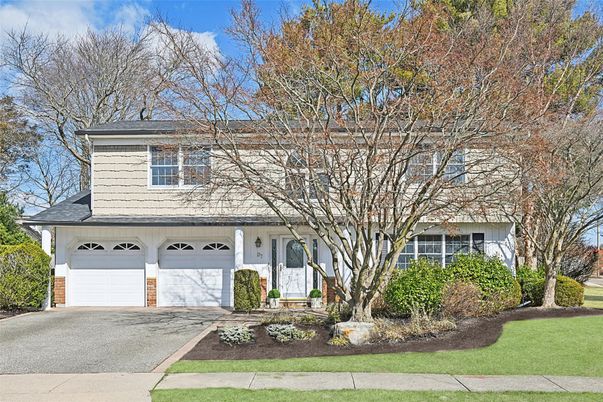 Attached, Exterior, Facade, Split Level