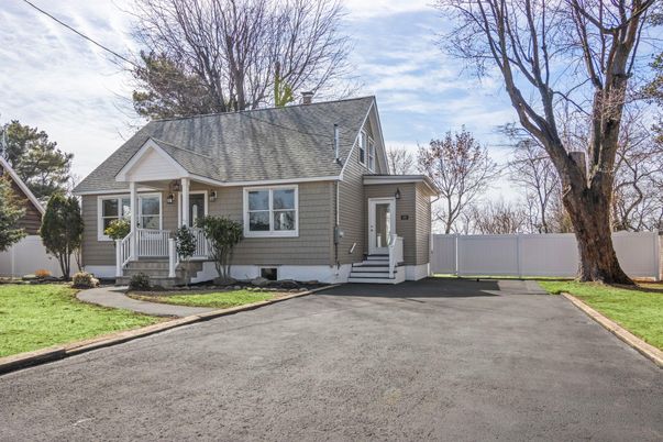 Exterior, Facade, Cape Cod