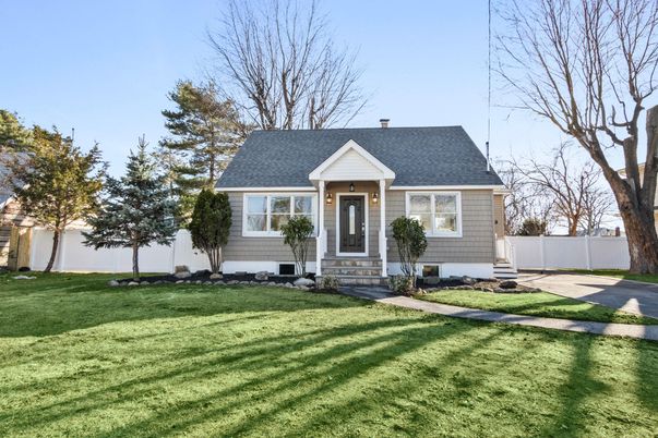 Exterior, Facade, Cape Cod