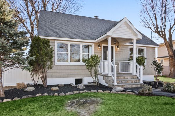 Exterior, Facade, Cape Cod