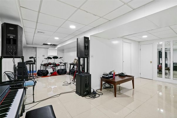 Fitness Equipment, Interior, Piano, Recessed Lighting