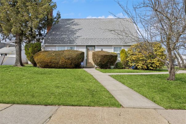 Exterior, Facade, Cape Cod