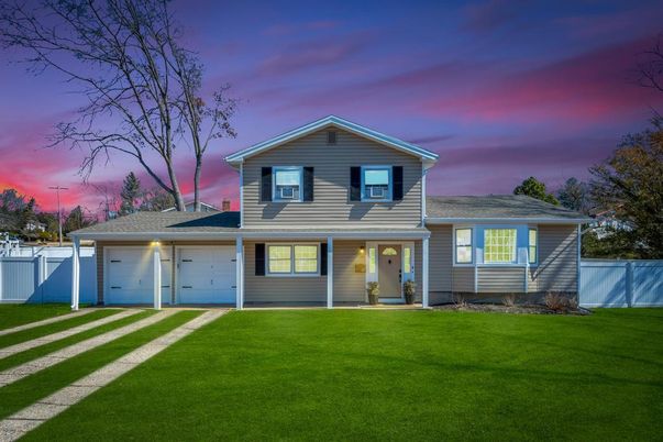 Attached, Exterior, Facade, Split Level